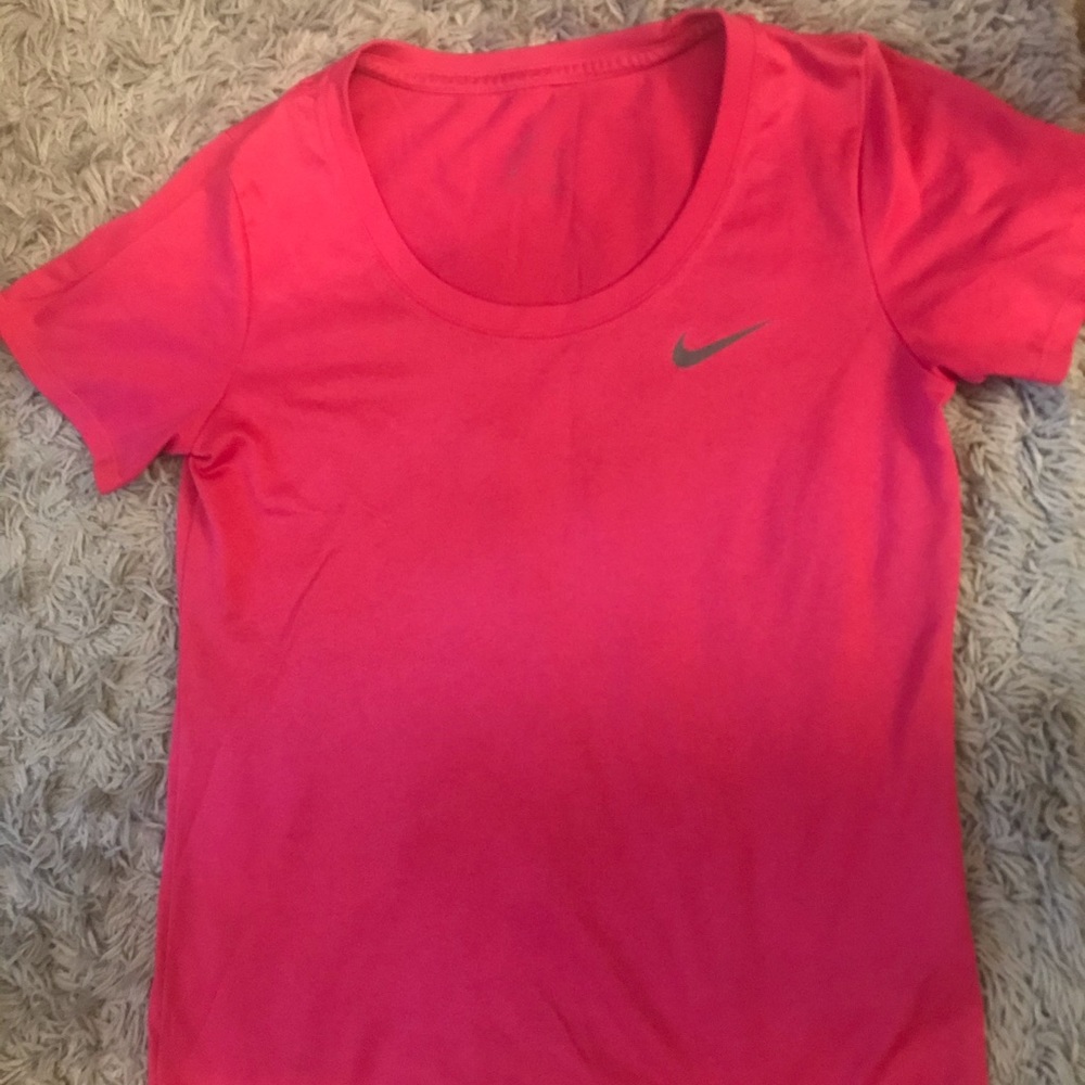 Women’s Nike dry fit tee